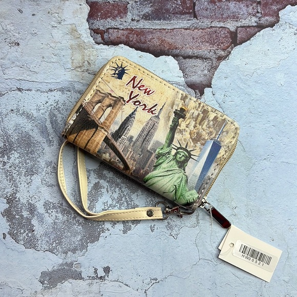 🆕New York Graphic Wallet Wristlet Card Slots Zip Pocket Perfect for Everyday - Picture 2 of 8